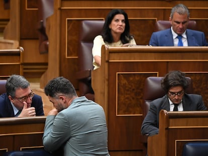 El portavoz de ERC, Gabriel Rufián, conversa con el portavoz del PNV, Aitor Esteban, delante de los diputados de Vox.