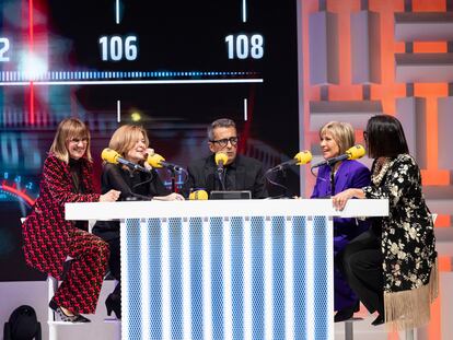 Gemma Niegra, Pepa Fernandez, Andreu Buenafuente, Julia Otero y Angels Barcelo durante la gala de aniversario de los 100 años de Cadena Ser Radio, celebrada este miércoles en el MNAC, en Barcelona.