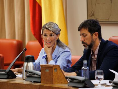 Yolanda Díaz y el presidente de la Comisión de Empleo del Congreso, Antonio Gómez-Reino, este lunes.