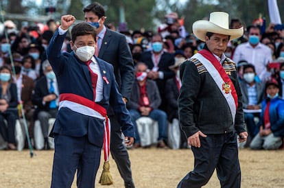 Guido Bellido, à esquerda, e Pedro Castillo, em 29 de julho em Ayacucho, no sul do Peru.