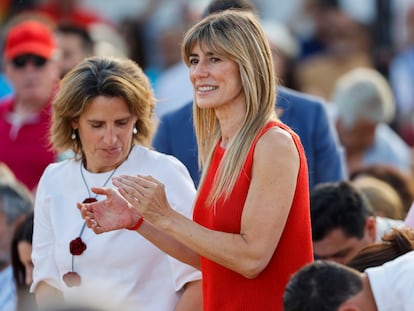 Begoña Gómez junto a la vicepresidenta Teresa Ribera durante un acto electoral de los socialistas en Benalmádena.