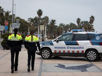Dos 'mossas' patrullan en el paseo marítimo de Cambrils (Tarragona), en una imagen de 2021.