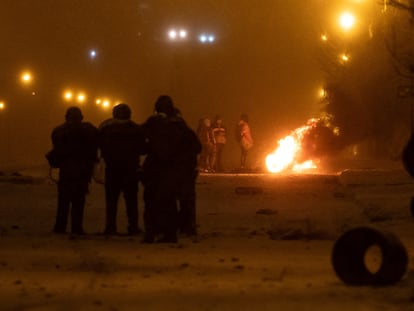 Una guardia policial vigila las calles de Bariloche, en la Patagonia argentina, tras un intento de saqueo en un local comercial el martes por la noche.