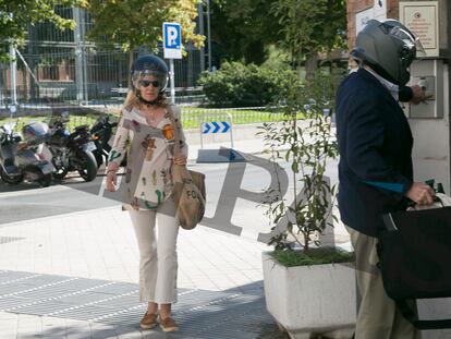 Rosalía Iglesias, acompañada de su marido Luis Bárcenas, ingresa el pasado lunes en el Centro de Inserción Social Victoria Kent, de Madrid.