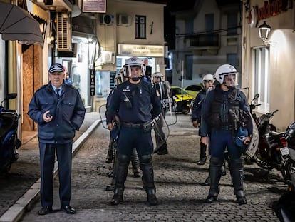 Unos policías vigilan el paso de una manifestación en la ciudad de Mitilene, en la isla griega de Lesbos, el 17 de noviembre de 2023.