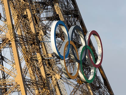 Los anillos olímpicos se han instalado sobre la estructura de la Torre Eiffel, con motivo de los Juegos que empezarán el 26 de julio.