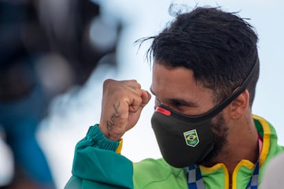 O surfista Ítalo Ferreira comemora a medalha de ouro no surfe