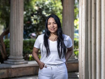 Fiorella Espinosa, estudiante peruana de máster, en unos jardines de Valencia.