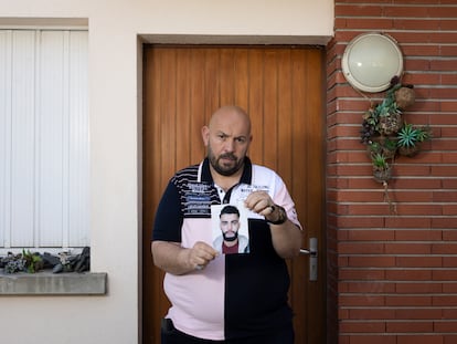 Amine Bouchenak, en su casa de Toulouse (Francia), sostiene la foto de su cuñado desaparecido en una patera con destino a España.