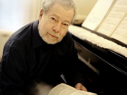 Nelson Freire posa junto a un piano.