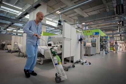 Manuel Ríos no Hospital Isabel Zendal, em Madri, em 24 de novembro.