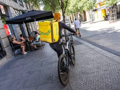 Un 'rider' de Glovo en Madrid, en agosto de 2023.