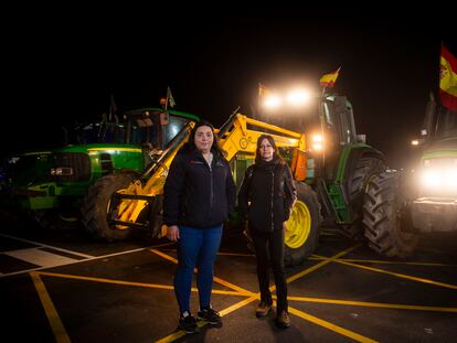 Dos agricultoras, concentradas en un desguace de Torrejón de la Calzada, para salir coordinadas con sus compañeros hacia Madrid, la mañana del miércoles.