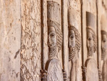 Relieves de guerreros en las ruinas de la antigua Persépolis.