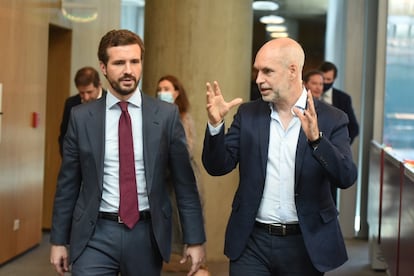 Pablo Casado junto ao prefeito de Buenos Aires, Horacio Rodríguez Larreta, na sede do Governo portenho, em 7 de dezembro. 