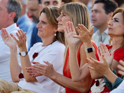 Begoña Gómez, entre la candidata europea, Teresa Ribera, y la vicesecretaria general del PSOE. María Jesús Montero.