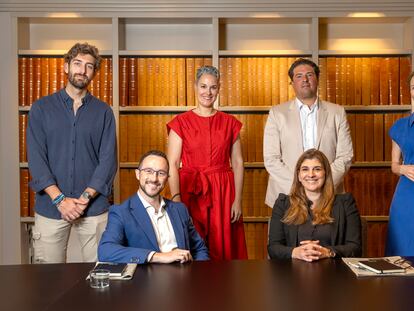 De pie y a la izquierda: Luis Fernández López (Elevatorfy), Estela Quesada (IBM España, Portugal, Grecia e Israel), Álvaro Ruiz (Metro de Madrid) y Carmen Gómez Menor (Schiller University). Sentados, desde la izquierda, Alejandro Buenache Vega (Airbus) y Victoria Bamond (Schiller International University).