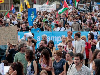 Miles de personas participan en la manifestación organizada por entidades ecologistas, vecinales y sociales, este sábado en Barcelona, para reclamar "poner límites" al turismo en la ciudad.