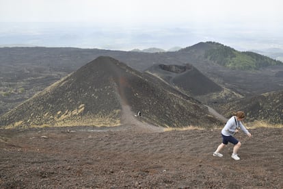 Turistas visitam o vulcão Etna, no último mês de agosto.