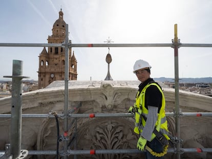 Reyes Molina, en la parte mas alta del imafronte de la catedral de Murcia, el 6 de junio.