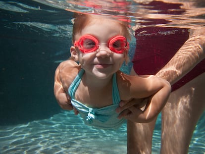 Las actividades acuáticas antes del año de vida no buscan que el niño aprenda a nadar, sino ser una función introductoria y de estimulación infantil.