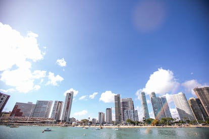 Enquanto mais uma obra avança para qualificar o calçadão, dar espaço às embarcações de passeio, construir quadras de esporte e quiosques para receber o turista, o pescador segue sentindo-se como quem não existe.