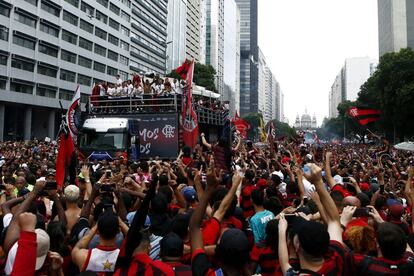 Torcedores do Flamengo celebram no centro do Rio a vitória na Libertadores.