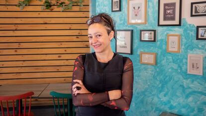 Lina Meruane en un café de Santiago de Chile.