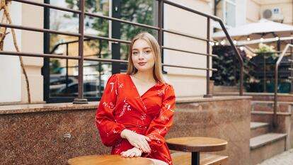 Una mujer en una cafetería en Rusia.