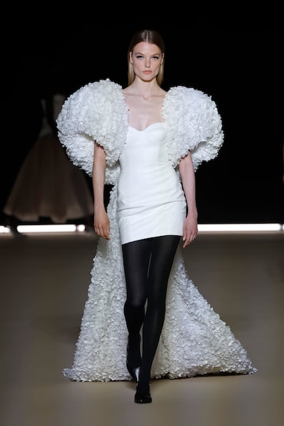 Las medias negras han formado parte del desfile de la nueva colección de Atelier Pronovias 2025, este viernes en Barcelona.