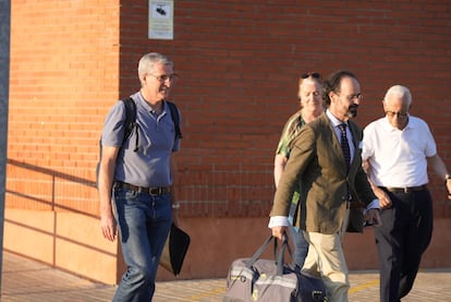 Miguel Ángel Serrano a su salida de la cárcel de Sevilla II después de que el Tribunal Constitucional haya anulado su condena por el caso de los ERE. / JOAQUÍN CORCHERO (EP)