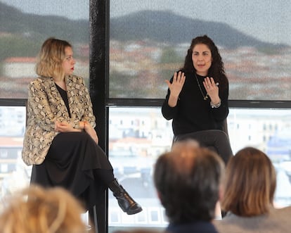 Desde la izquierda, Elsa Arnaiz, presidenta de Talento Futuro, y Sara Baliña, directora de la Oficina Nacional de Prospectiva y Estrategia. 