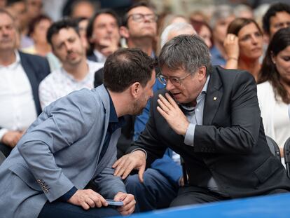 El expresidente de la Generalitat Carles Puigdemont conversa con el eurodiputado de Junts, Toni Comín, durante un acto de campaña de JxCat para las elecciones europeas celebrado en el sur de Francia.