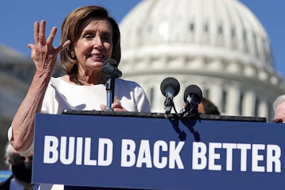 A presidenta da Câmara de Representantes, a democrata Nancy Pelosi, nas proximidades do Capitólio em um pronunciamento sobre a agenda social de Joe Biden.