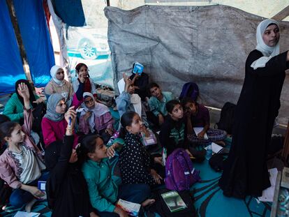 Estudiantes palestinos asistían a una clase en una escuela de campaña en el campo de refugiados de Khan Yunis, en el sur de la Franja de Gaza, el 13 de junio.