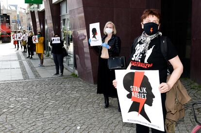 Manifestantes seguram bandeiras de "Greve das Mulheres" em protesto contra o Parlamento polonês que decidiu debater novos limites para o aborto e a educação sexual, em Wroclaw, Polônia, 16 de abril.