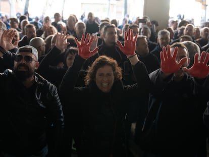 Manifestantes durante una concentración convocada por sindicatos por la muerte de la trabajadora de la cárcel de Mas d'Enric, frente a la Conselleria de Justicia, este jueves en Barcelona.