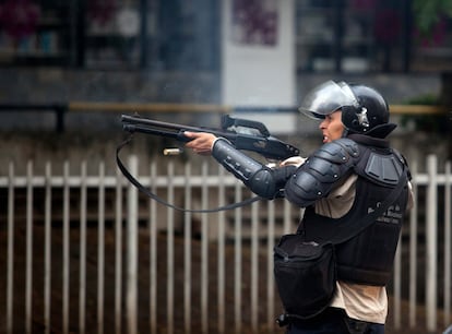 Un policía dispara una bala de goma contra los manifestantes, el 8 de mayo de 2014 en Caracas.