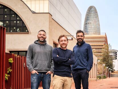 Desde la izquierda, Avi Meir (TravelPerk), Sacha Michaud (Glovo) y Jordi Romero (Factorial), en el barrio de Poblenou (Barcelona)