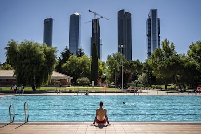 Un bañista disfruta de las instalaciones de la piscina del Centro Deportivo Municipal Vicente del Bosque, en la madrileña avenida de Monforte de Lemos.