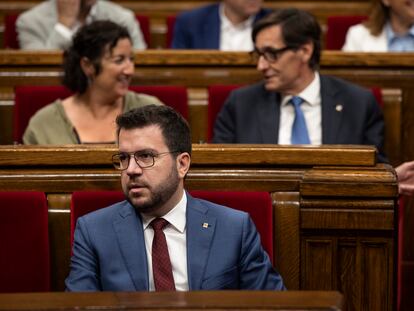 El presidente catalán en funciones, Pere Aragonès. Detrás, los diputados Salvador Illa y Alícia Romero, del PSC, durante el pasado pleno del Parlament.