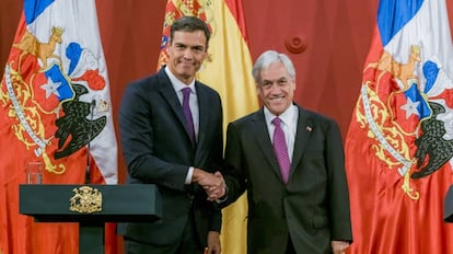 Pedro Sánchez (esq.) e o presidente do Chile, Sebastián Piñera, nesta segunda-feira