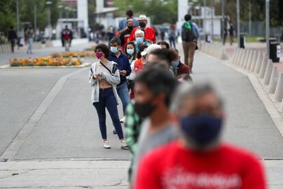 Fila de eleitores durante o referendo que aprovou a Constituinte em outubro de 2020.