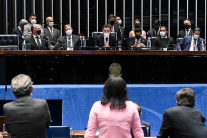 A senadora Simone Tebet questiona o presidente do Senado, Rodrigo Pacheco, em sessão confusa do Congresso, nesta quarta-feira.