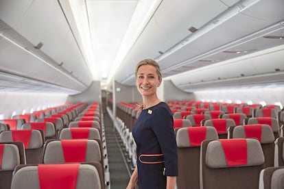 Una tripulante de cabina en el interior de un avión de Iberia.