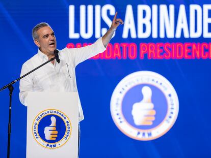 El presidente y candidato a la reelección Luis Abinader habla en un evento de su campaña electoral, en Santo Domingo, el 11 de mayo.