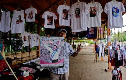 Playeras en Nicaragua con foto del presidente Daniel Ortega