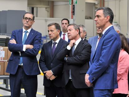 El presidente del Gobierno, Pedro Sánchez, junto al presidente de Castilla-La Mancha, Emiliano García-Page, este martes en Albacete en el hub logístico industrial de Airbus.