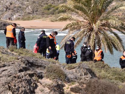 Llegada de una patera en la que hubo dos fallecidos a Mazarrón (Murcia), en 2021.