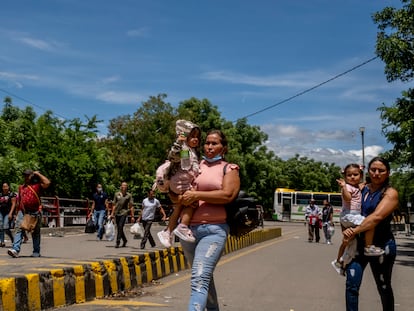 Madres con sus hijos en Cúcuta, Colombia.